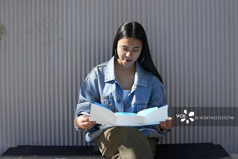 年轻游客在智利瓦尔帕莱索阅读地图图片素材