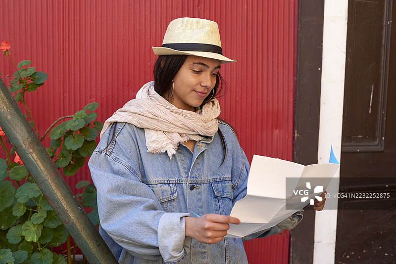 年轻游客在智利瓦尔帕莱索阅读地图图片素材