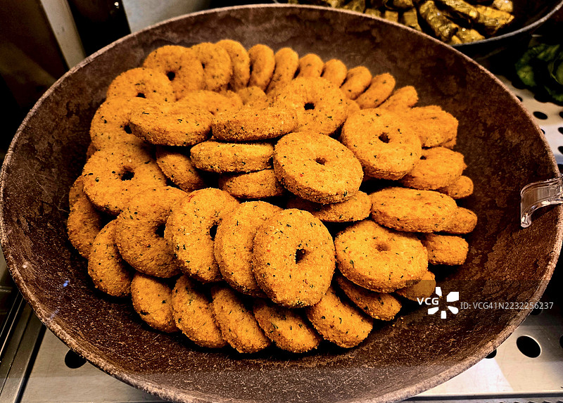 食品市场中的法拉费尔圈在碗里图片素材