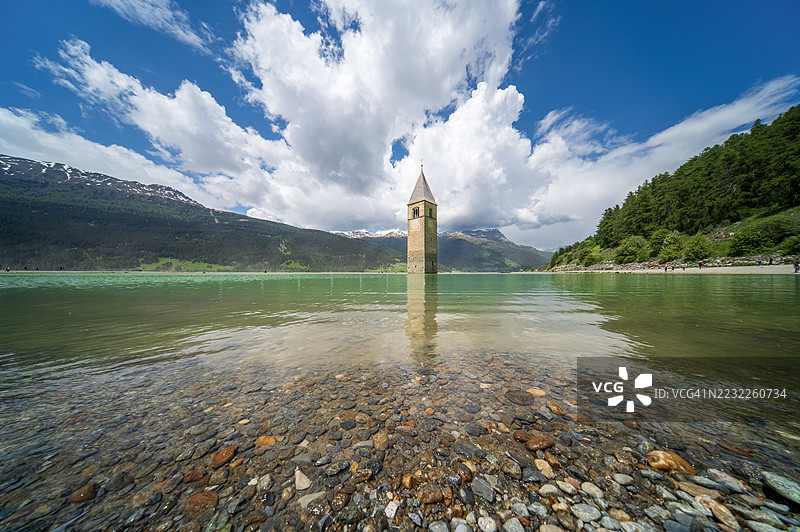 库龙钟楼淹没在瑞西湖中图片素材