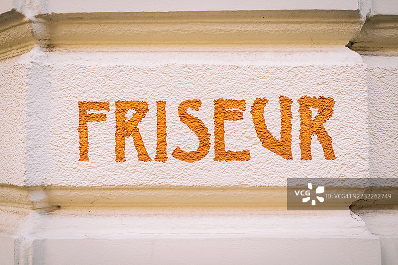 纹理建筑外立面上的理发店招牌特写图片素材
