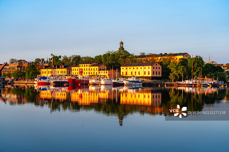 斯德哥尔摩在黎明时分映照在水面上：宁静的斯堪的纳维亚风景图片素材