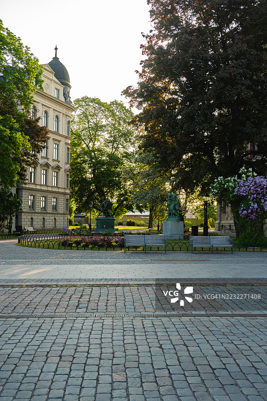 斯德哥尔摩宁静的早晨：宁静的公园，雕像和鹅卵石街道图片素材