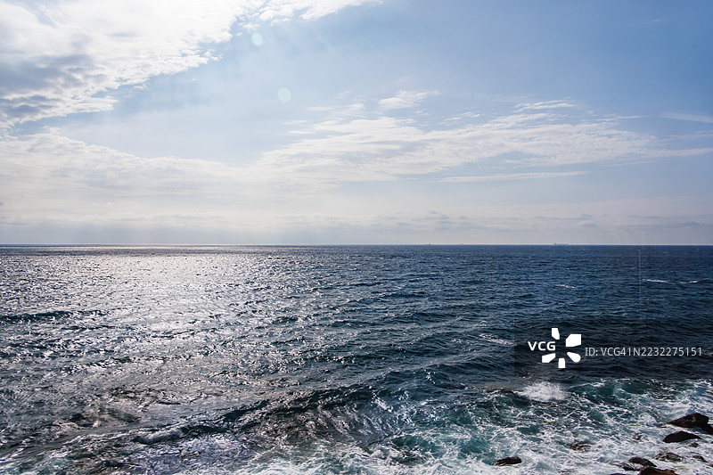 片濑白田海滩最美的海岸线。从伊豆急行线的火车窗户看到的风景,这条火车沿着伊豆半岛的海岸线行驶。伊豆急行线,伊豆半岛,静冈县,日本 - 2025年7月12日图片素材