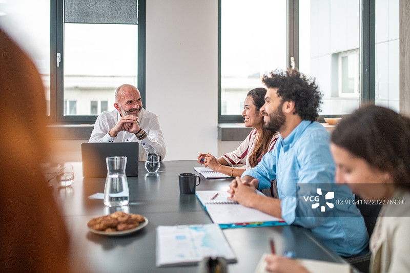 中东商人正在现代办公室与多元化团队合作图片素材