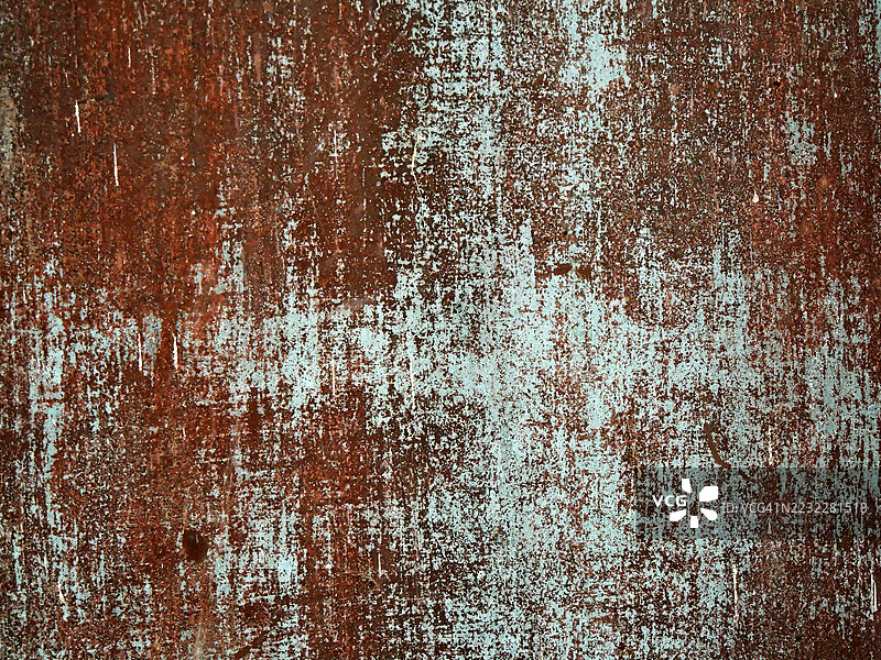 金属板上褐色和浅蓝色的氧化和划痕的特写。粗糙的纹理。全画幅 4:3。阳光。自然色彩。法国巴黎。图片素材