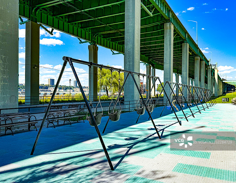 纽约市高架公路下的一系列秋千架图片素材