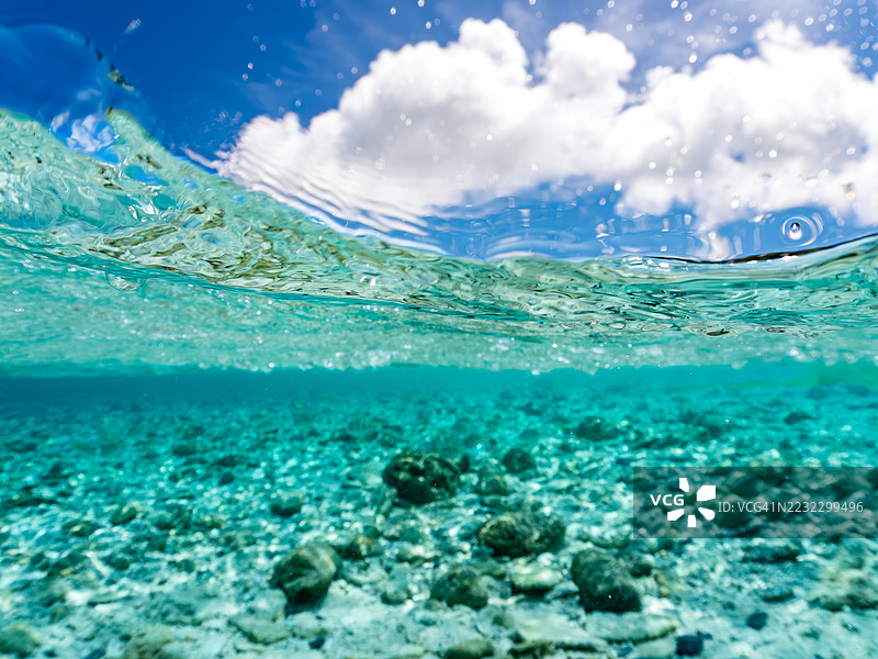 可以看到阳伞、船只，甚至是独特于冲绳的双体船Sabani。拍摄了美丽的白色沙滩的一半。还有一群热带鱼。美丽的珊瑚礁和游泳的人们。外岛、座间味岛、慶良間群岛。图片素材