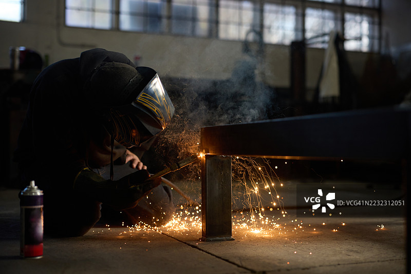 焊工在工业车间工作时产生火花图片素材