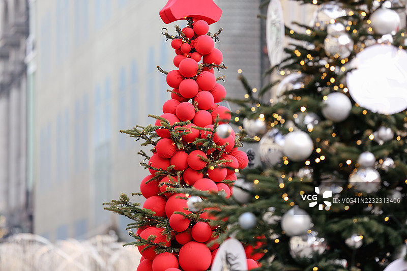 城市中心装饰着红色气球的圣诞树图片素材