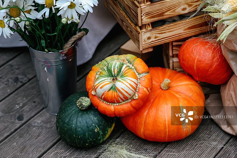 农贸市场上的橙色有机南瓜图片素材