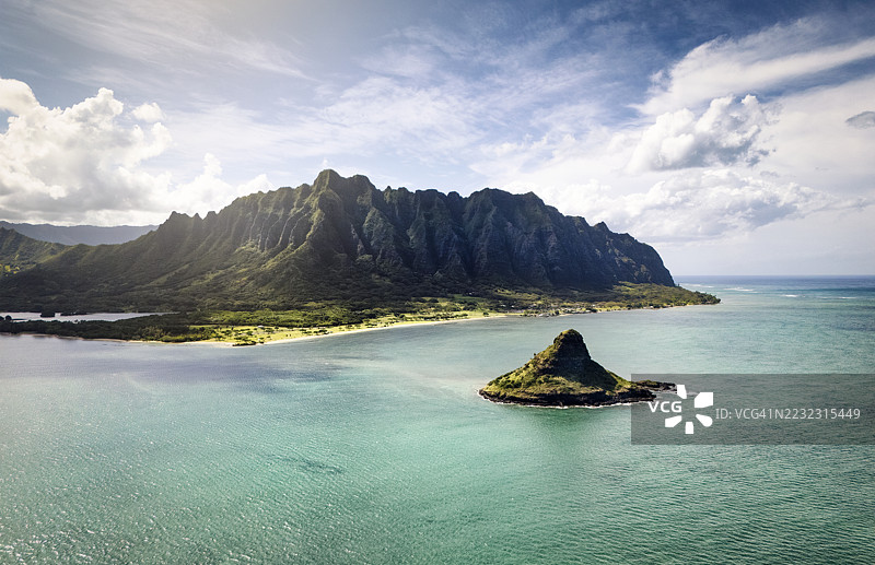 从夏威夷瓦胡岛的海岸瞭望台俯瞰莫科利ʻi岛和库阿洛阿山脉的鸟瞰图图片素材