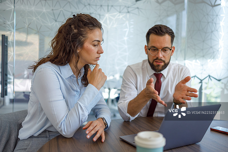 商务同事在办公室进行严肃讨论图片素材