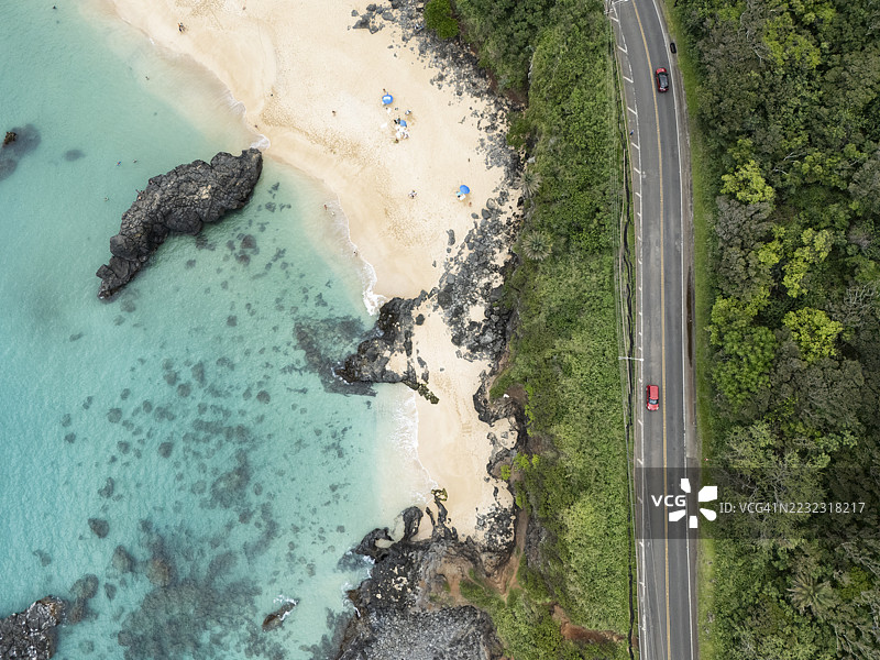 从空中俯瞰夏威夷瓦胡岛的沙滩、火山岩石和碧蓝海水图片素材