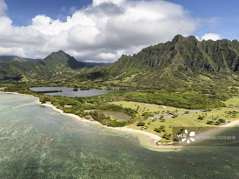 夏威夷瓦胡岛的库阿洛阿山脉和沿海平原的鸟瞰图图片素材