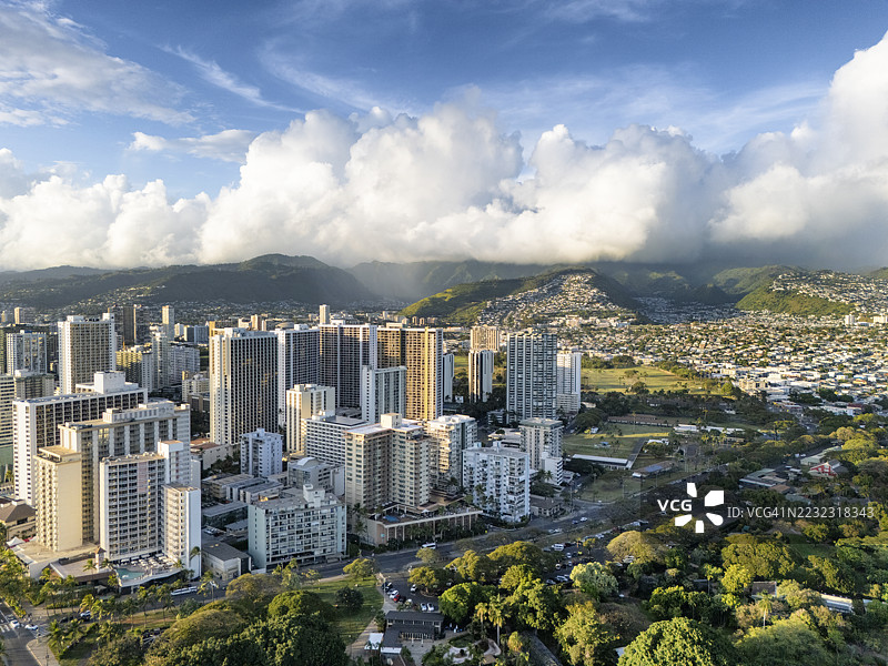 檀香山天际线、住宅区和被云层覆盖的库阿洛阿山的鸟瞰图，位于瓦胡岛上图片素材