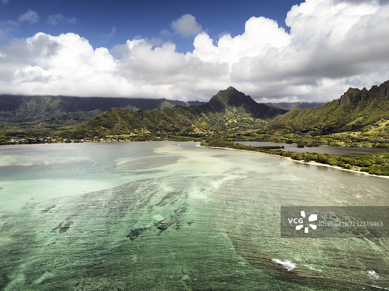 夏威夷瓦胡岛的珊瑚礁和库阿洛山海岸线的鸟瞰图图片素材