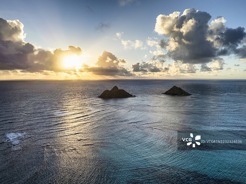 莫库鲁阿群岛（The Mokes）空中视角及夏威夷瓦胡岛海岸太平洋上的日出图片素材