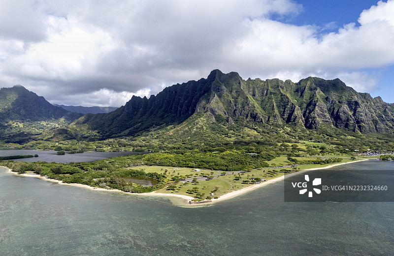 夏威夷瓦胡岛的库阿洛阿山脉和沿海平原的鸟瞰图图片素材