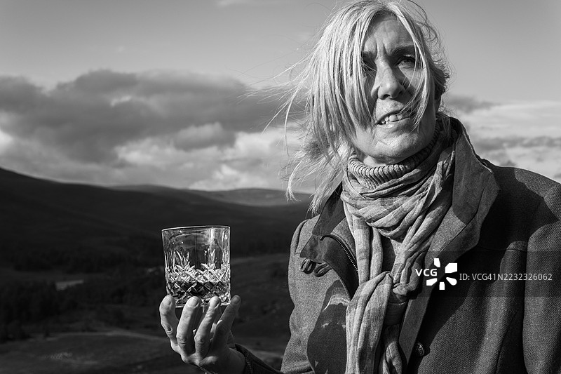 苏格兰的石南花旁的威士忌图片素材