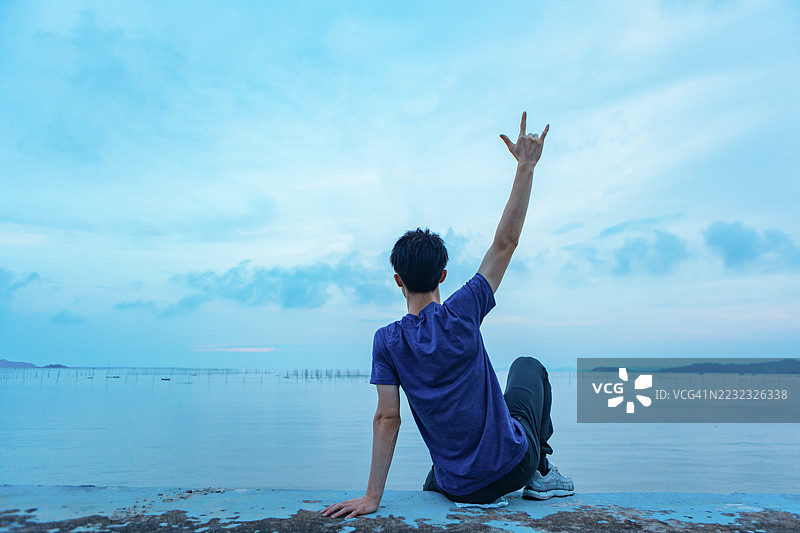 一个男人在海边观看日落图片素材