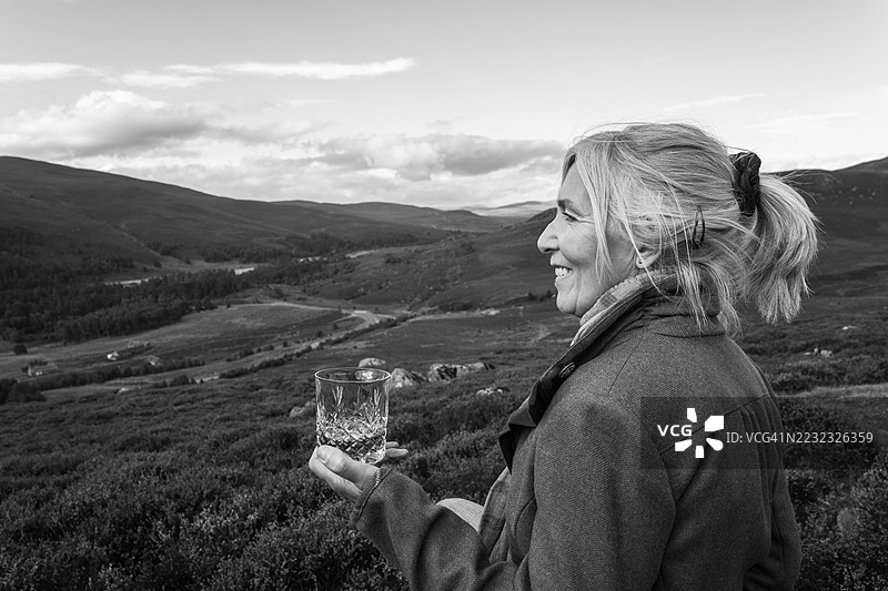 苏格兰的石南花旁的威士忌图片素材