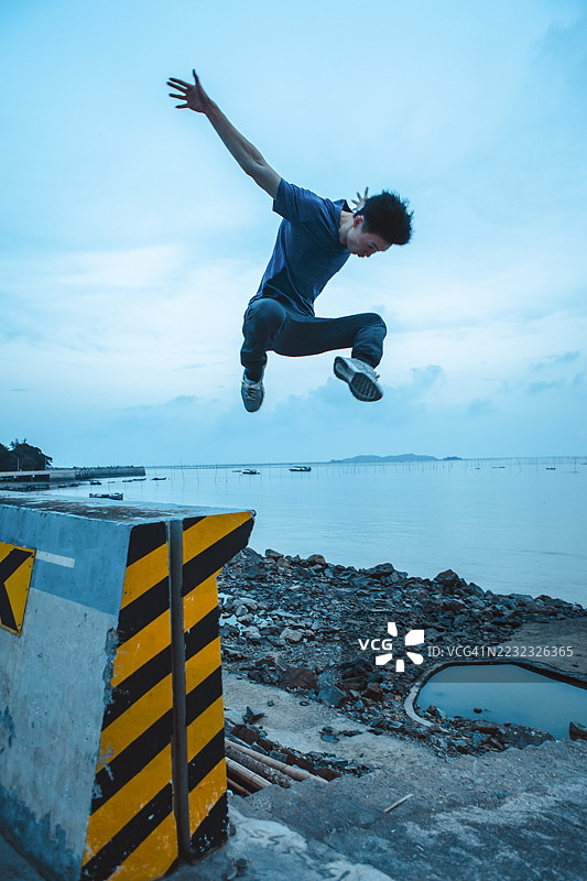 一个男人在海边观看日落图片素材