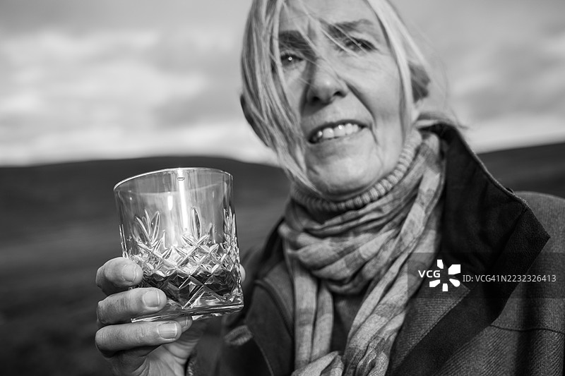 苏格兰的石南花旁的威士忌图片素材