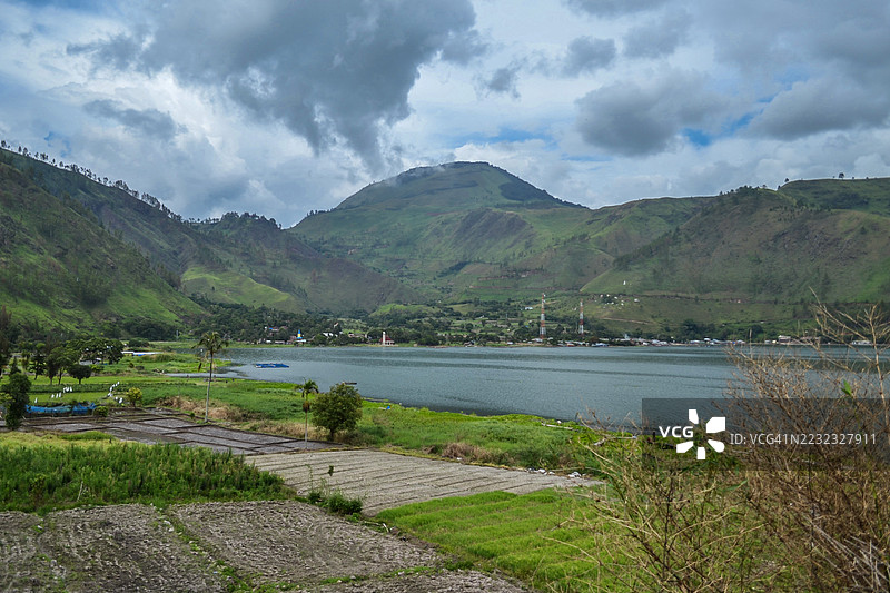 从印尼北苏门答腊达伊里帕罗波村俯瞰的托巴湖美景与西比索比索山图片素材