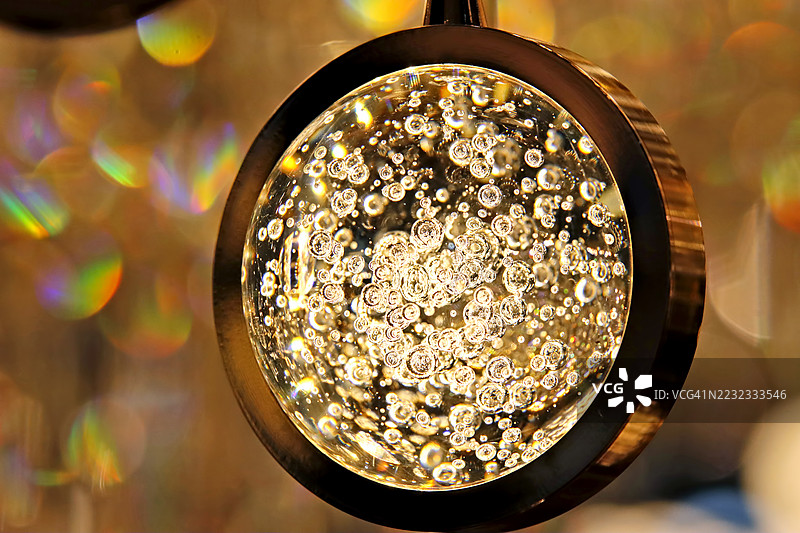 特写镜头下的圆形灯具，布满无数气泡图片素材