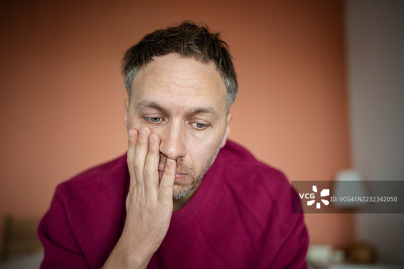 沮丧的中年男子孤独无助，情感疲惫和心理麻木，表现出冷漠。图片素材