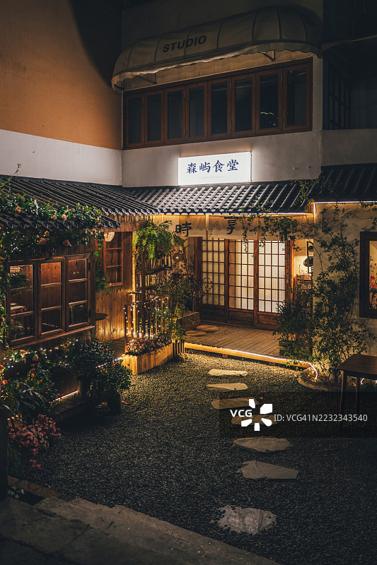 夜晚的舒适餐厅庭院，长沙北火车站，湖南省，中国图片素材