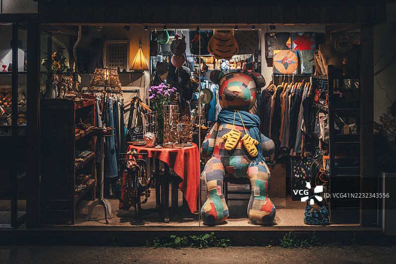 湖南长沙北站，复古商店橱窗展示的拼布泰迪熊图片素材