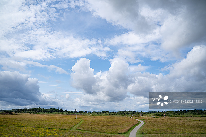 在戏剧性的蓝天下，卡洛登战场图片素材