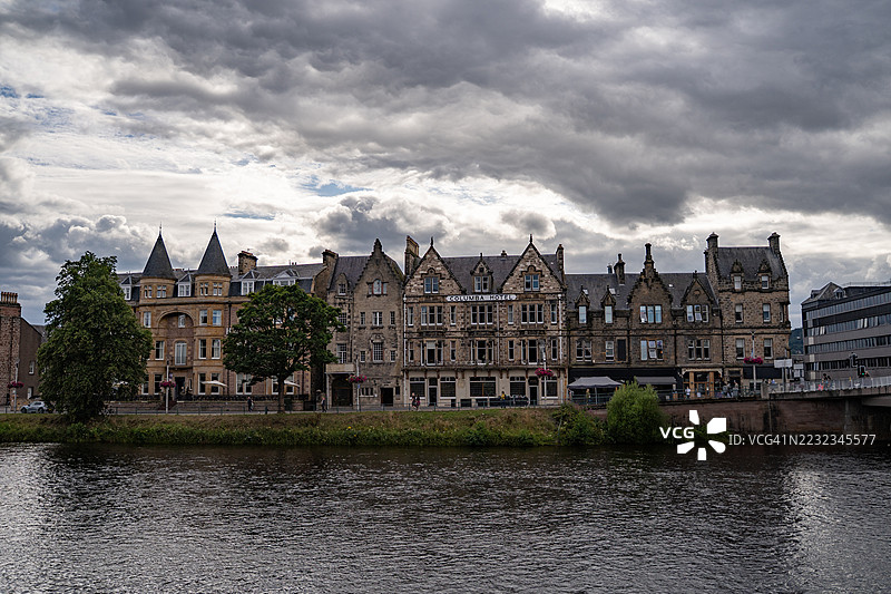 内斯河沿岸因弗内斯老城中心建筑景观图片素材