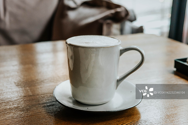 桌子上的一杯卡布奇诺图片素材
