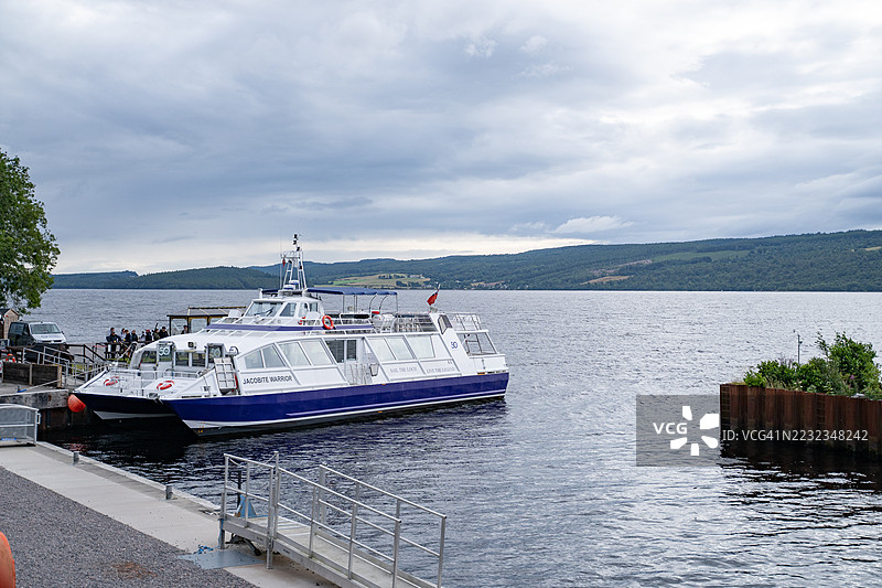 停靠在码头的双层湖泊游览船图片素材