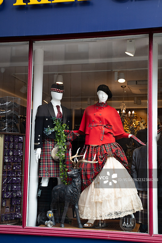 商店橱窗里的苏格兰传统婚礼服饰图片素材