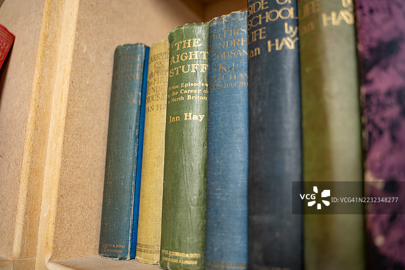 二手书店坐落于一座古老的教堂内，书架上陈列着一排排旧书籍图片素材