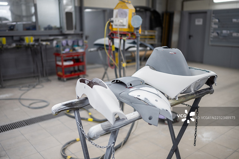 车身部件在车间准备喷漆图片素材