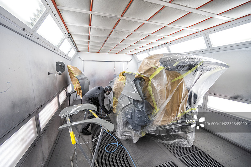 专业技师以精确技术修复汽车车身面板图片素材