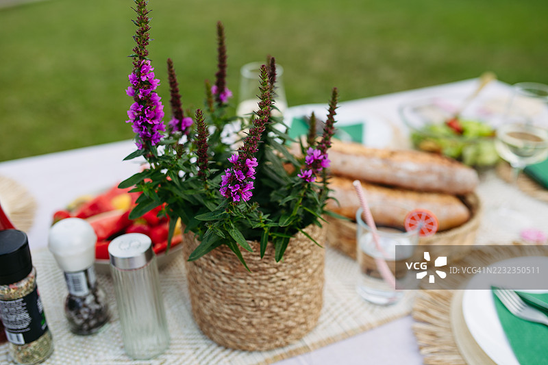 夏季女孩派对上装饰精美的桌子。图片素材