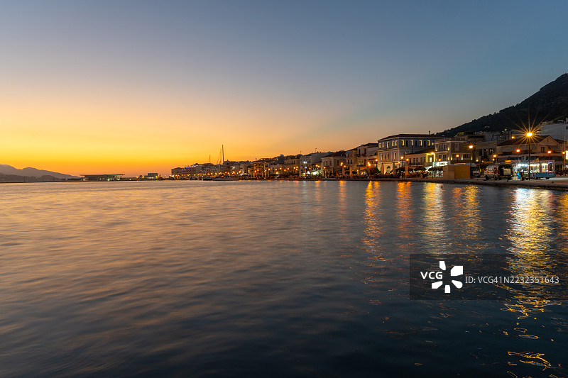 希腊萨摩斯镇的海滨日落景色图片素材