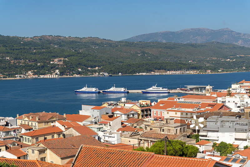 希腊萨摩斯镇及其港口概览图片素材