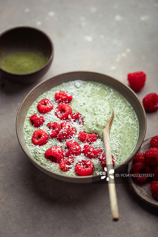 抹茶茶绿奇亚籽布丁配新鲜覆盆子图片素材