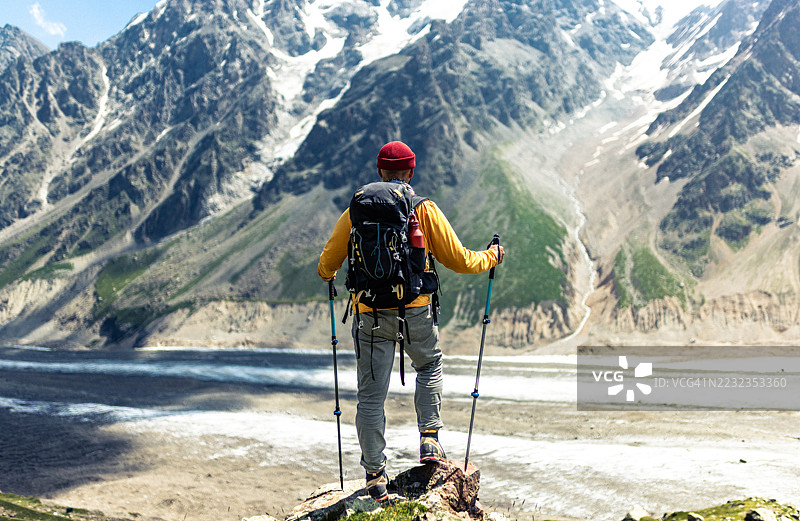徒步旅行者在风景如画的荒野中享受山景冒险之旅图片素材
