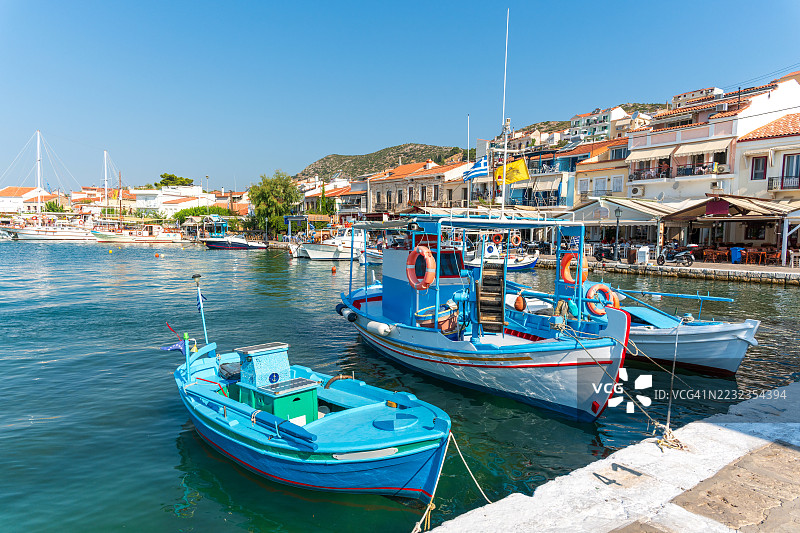 希腊萨摩斯岛上的五彩斑斓的船只图片素材