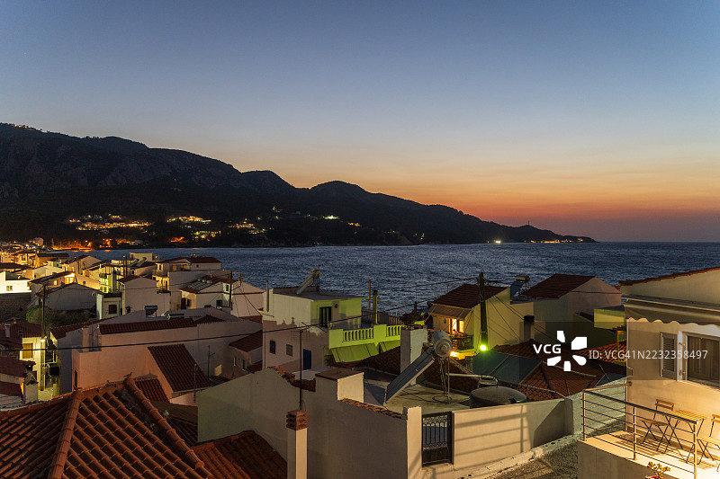希腊萨摩斯岛日落后的屋顶图片素材