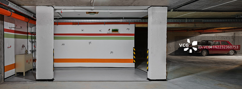 私人住宅中的地下车库图片素材