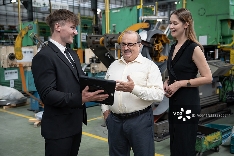 保险公司走访企业家及其工厂企业。图片素材